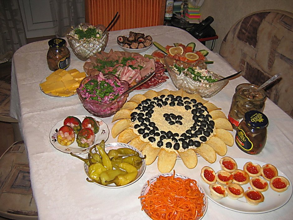 Скромный стол на день рождения
