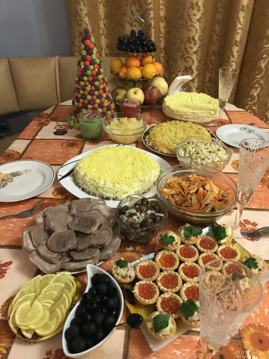 Скромный праздничный стол