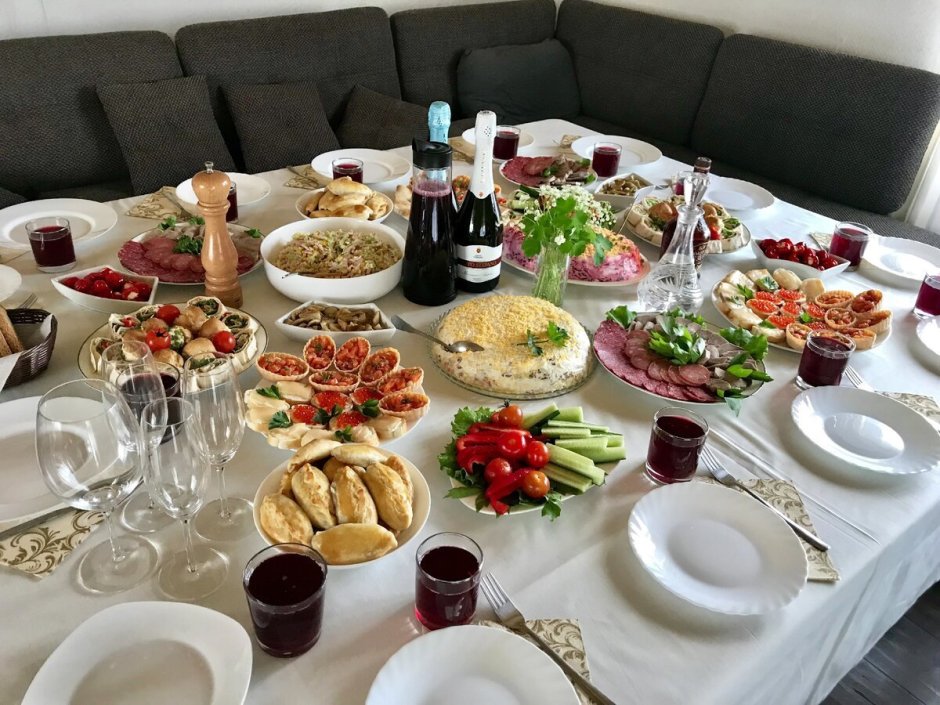 Красиво накрытый стол