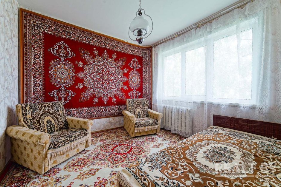 Советская квартира с ковром на стене