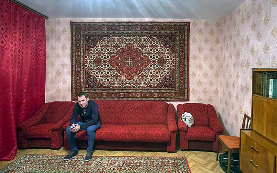 Комната с ковром на стене