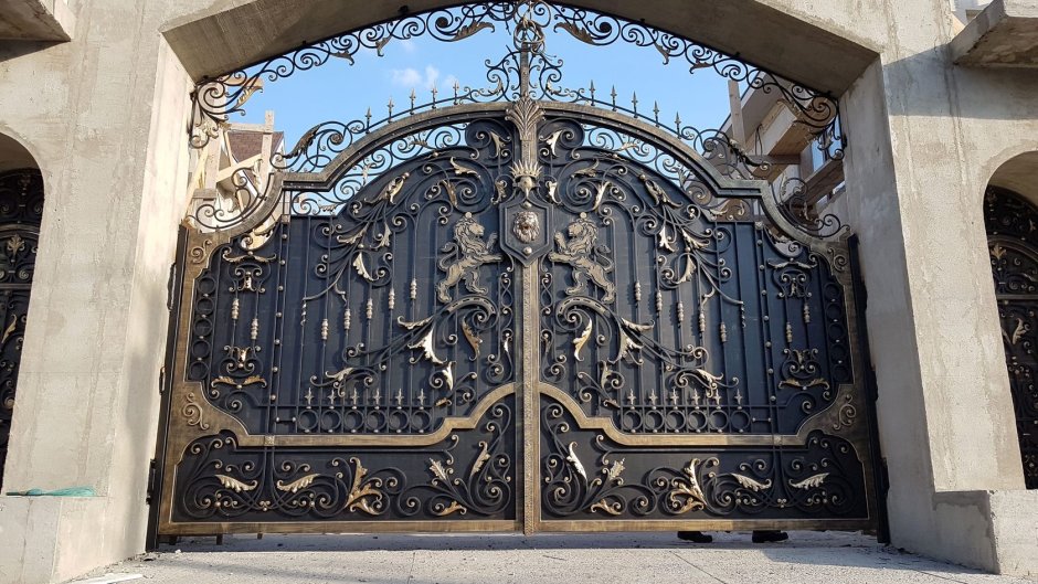 Кованые ворота гостиница Метрополь