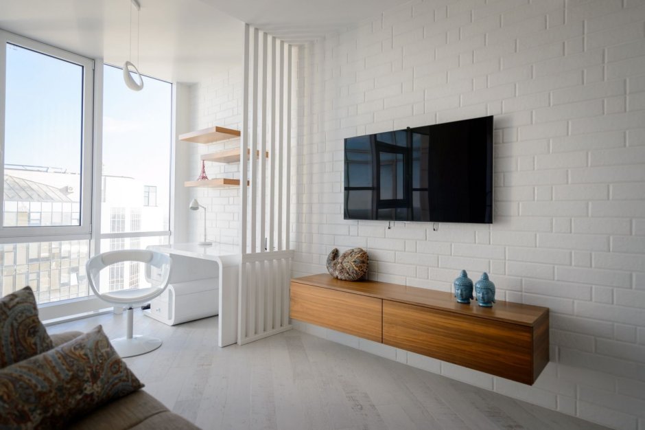 Рейки и кирпич в интерьере