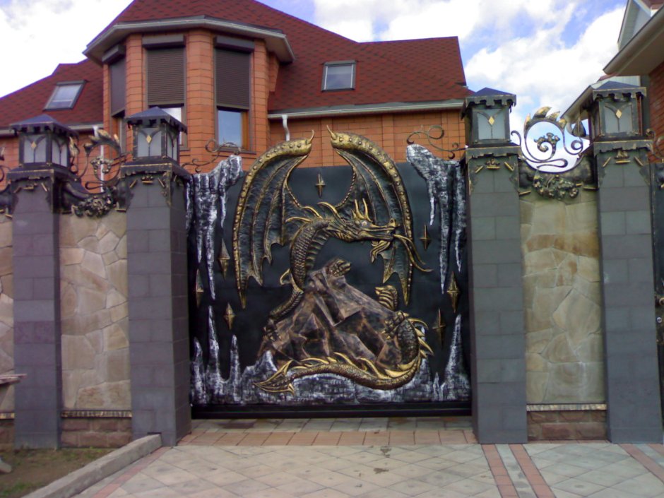 Кованые ворота со львом Коварт