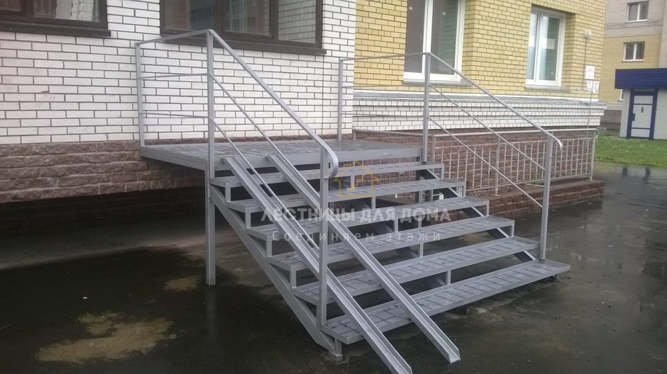 Металлическая лестница для крыльца