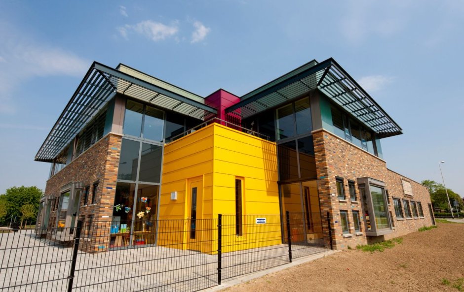 Современные яркие фасады кафе