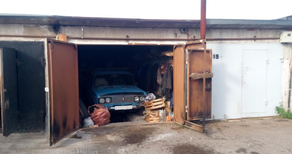 Автомобиль в гаражном кооперативе