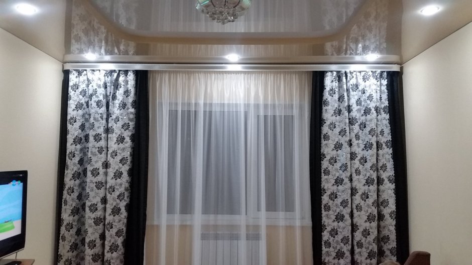 Шторы в зал с черным потолком