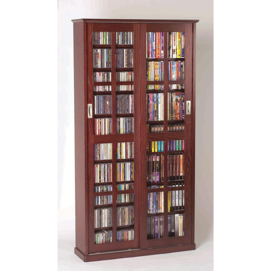 Красивый книжный шкаф с стеклянными дверцами