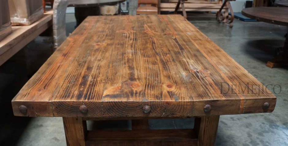 Старинный деревянный стол из досок
