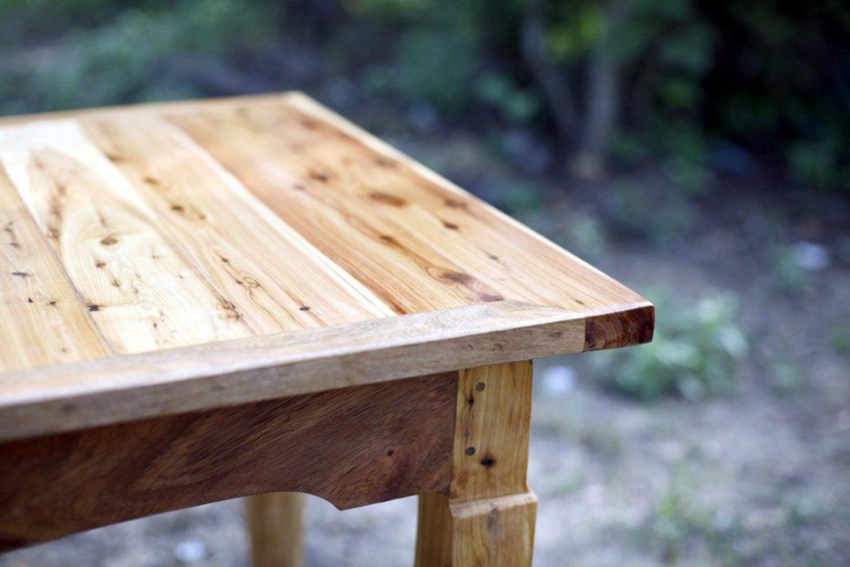 Деревянный столик из досок