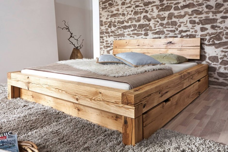 Кровать из необработанного дерева