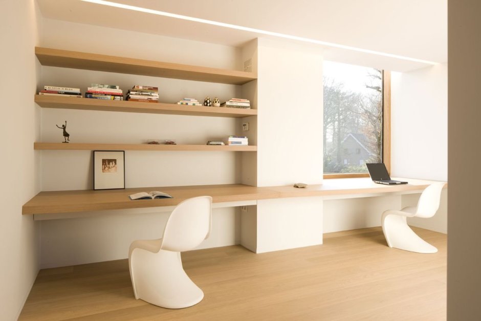 Комната со столом и полками