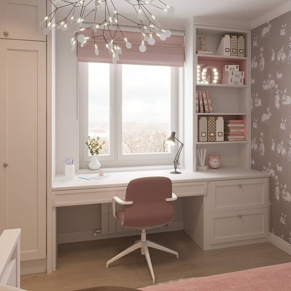 Стол у окна для школьника