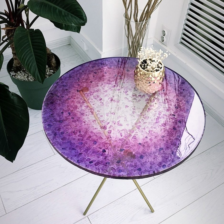 Журнальный столик из эпоксидной смолы с цветами