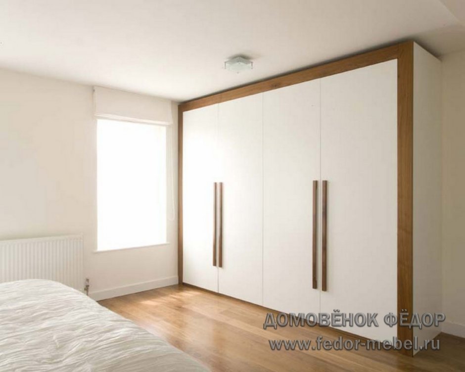 Шкаф встроенный в стену с распашными дверями