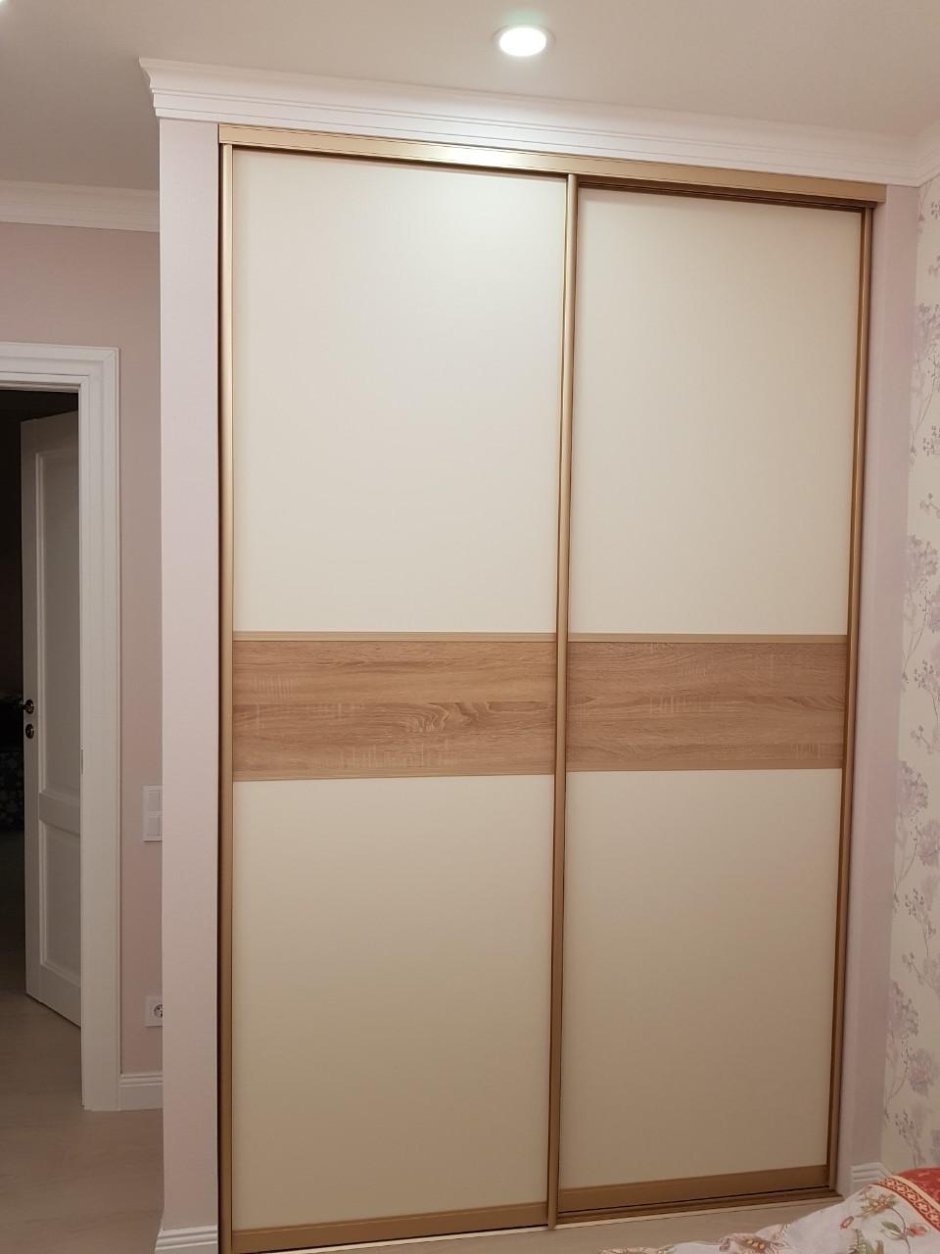 Встроенный шкаф с раздвижными дверями