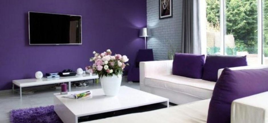 Гостиная с фиолетовой акцентной стеной