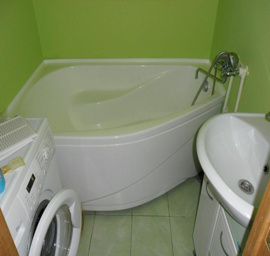 Угловая ванная в маленькую ванную комнату