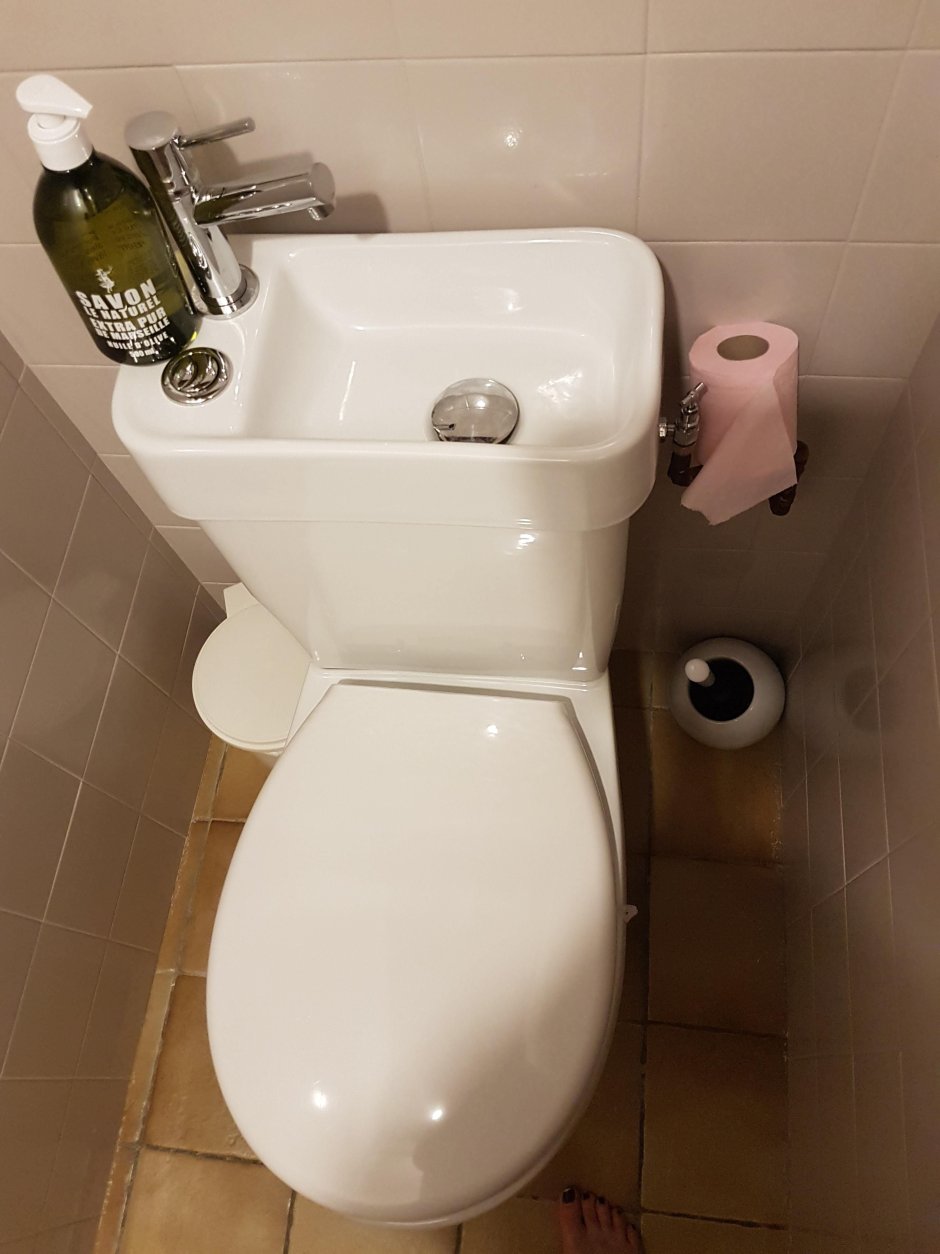 Раковина над унитазом в маленьком туалете