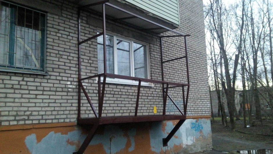 Навесной балкон на первом этаже