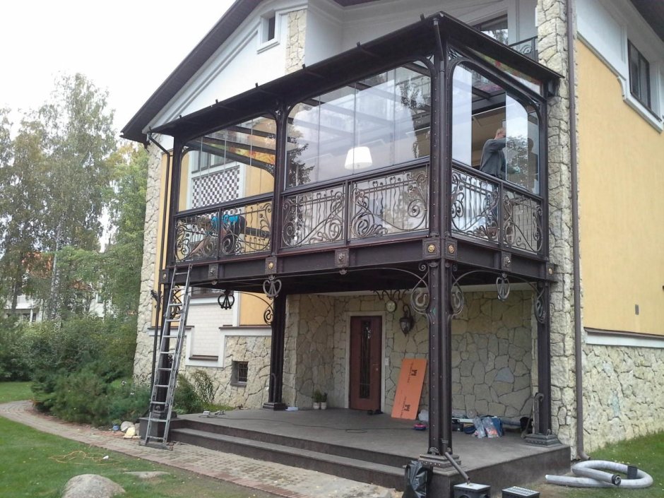 Застекленный балкон вичасном доме