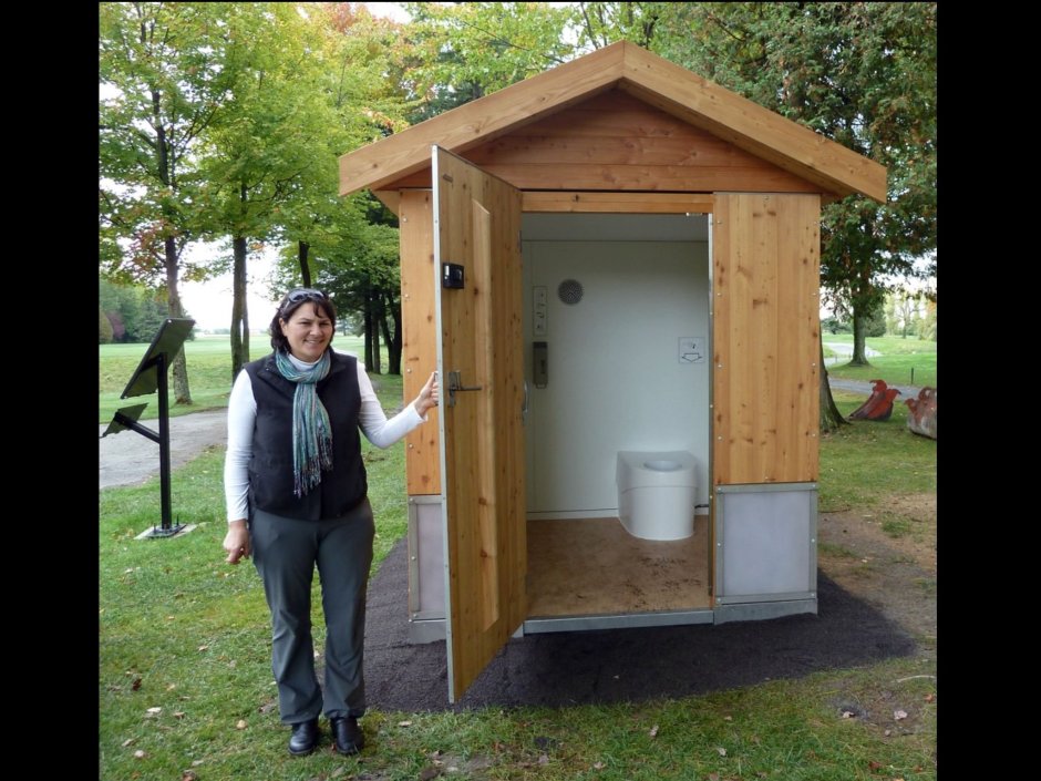 Современный деревенский туалет с раковиной
