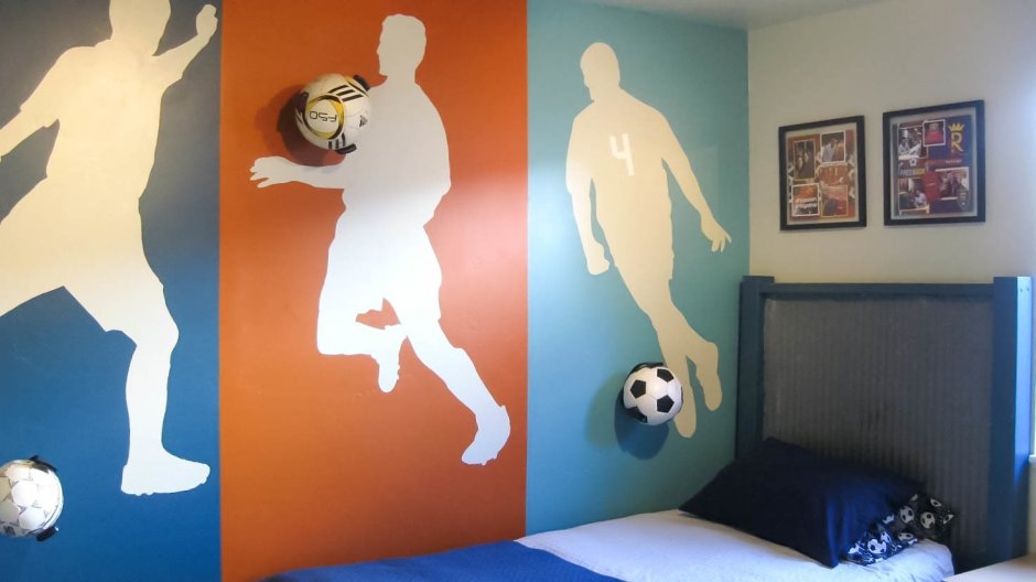 Футболист на стене в комнате мальчика