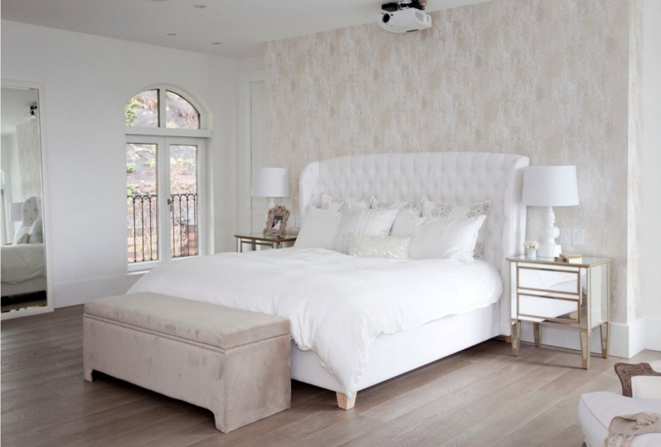 Спальня с белой кроватью