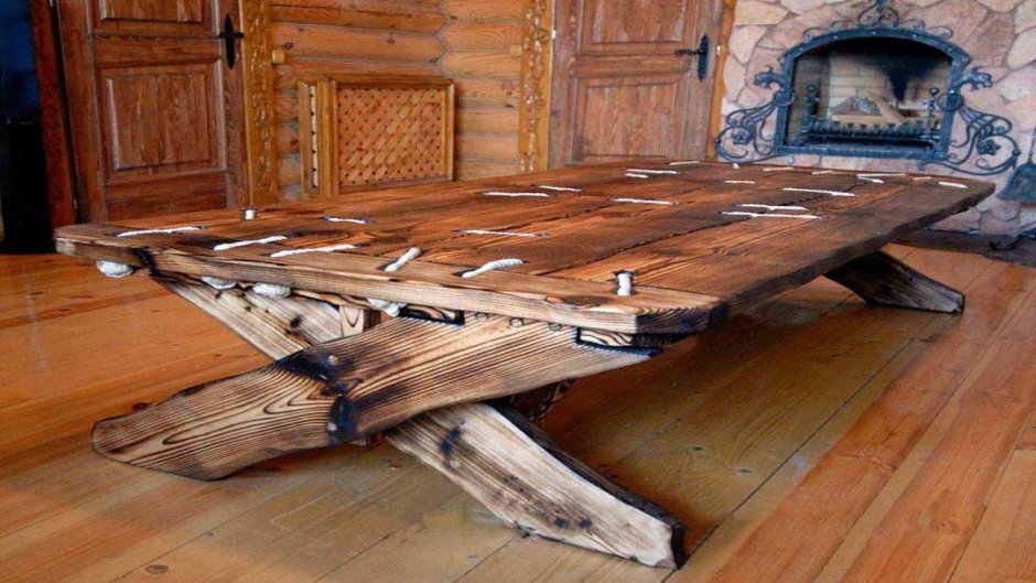Стол из состаренного дерева