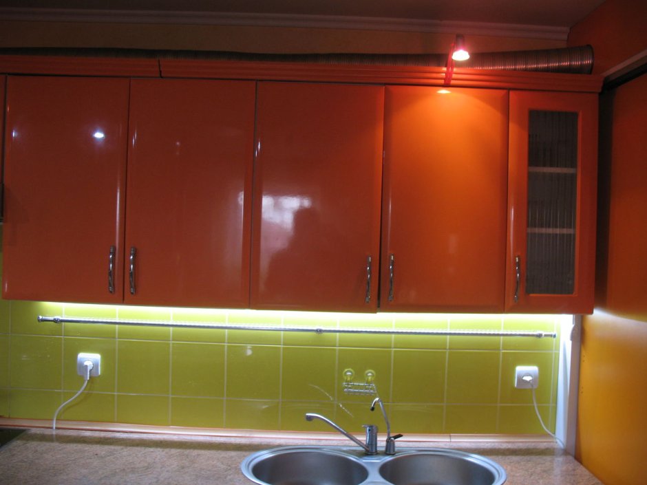 Подсветка кухни над верхними шкафами