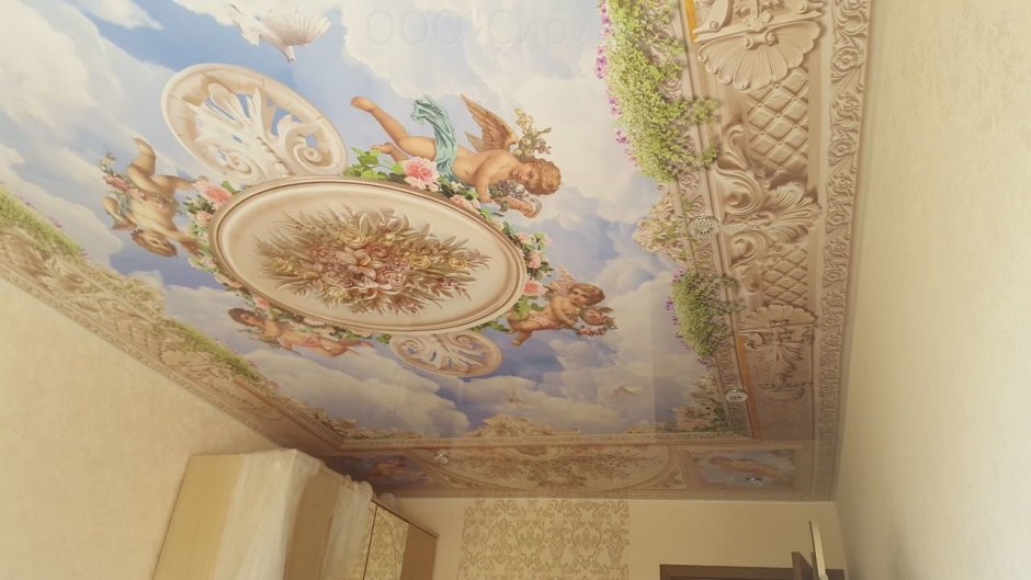 Фреска на потолке в классическом стиле