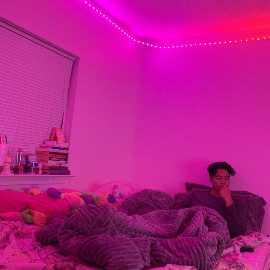 Комната с розовой подсветкой уютная