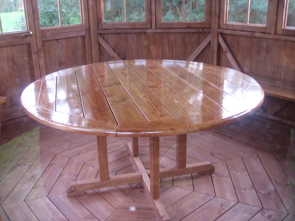 Деревянный овальный стол в беседку