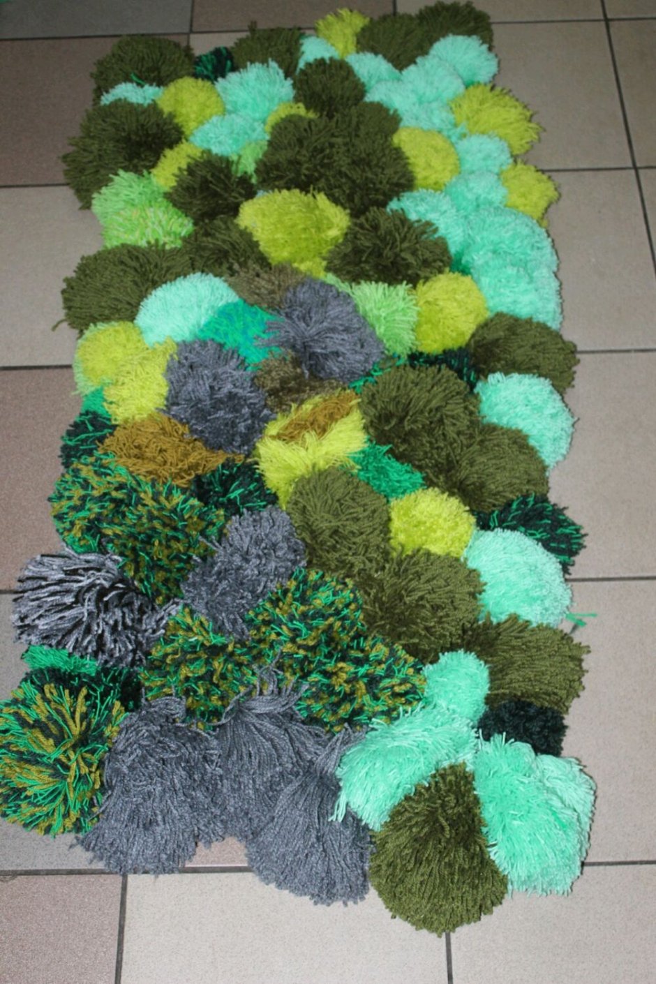 Коврик из помпонов из меха