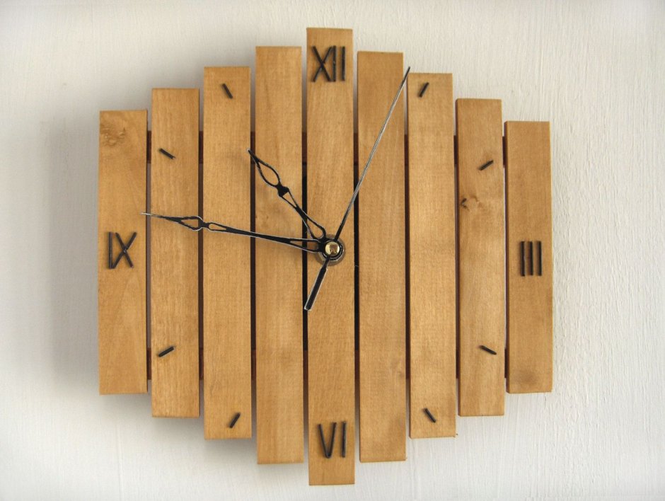 Настенные часы из деревянных реек