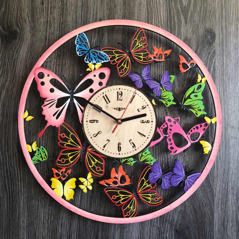 Часы с бабочками из дерева