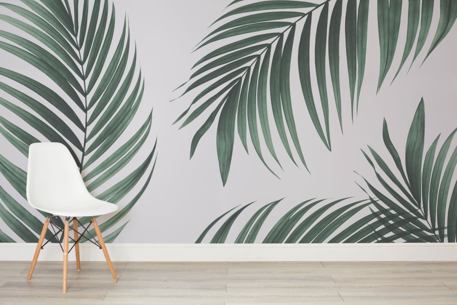 Листья пальмы на стене в интерьере