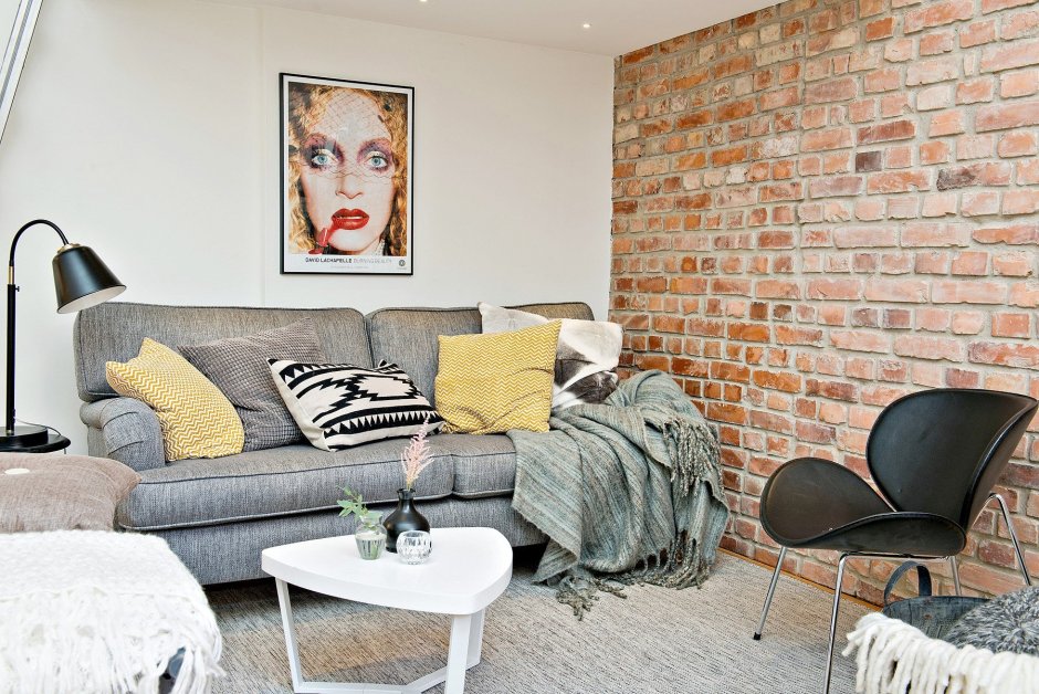 Сочетание серых стен и кирпичных