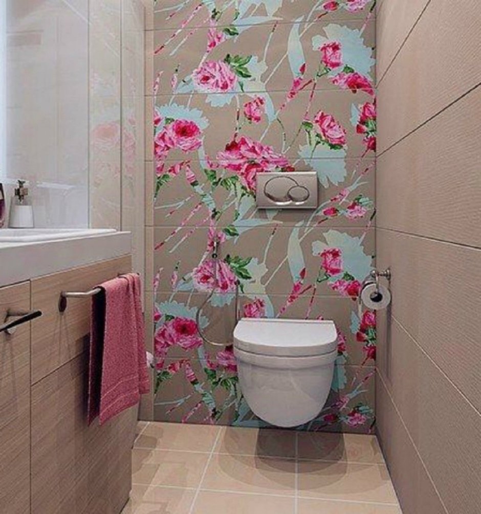Плитка в туалете с цветами