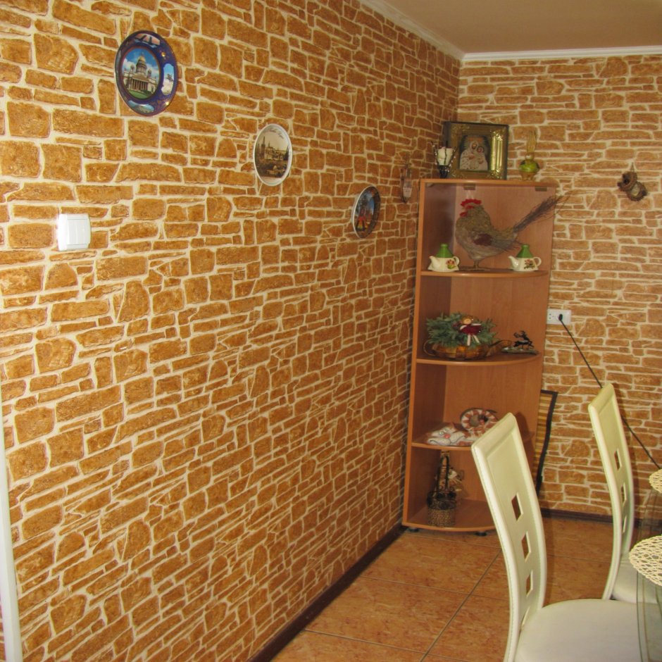 Отделка кухни декоративным камнем и штукатуркой