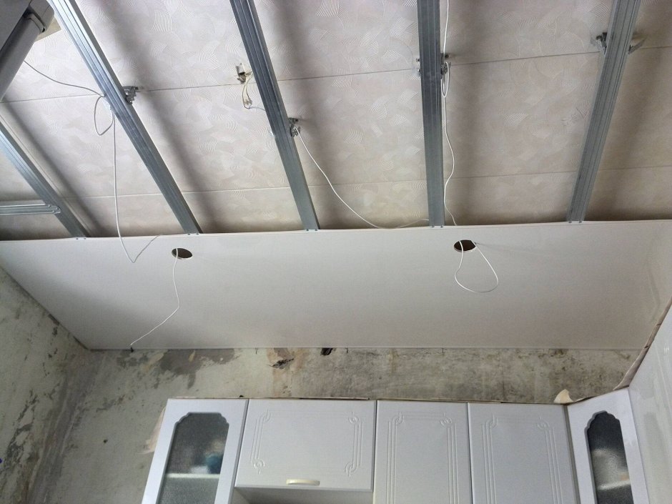 Подвесной потолок из пластиковых панелей