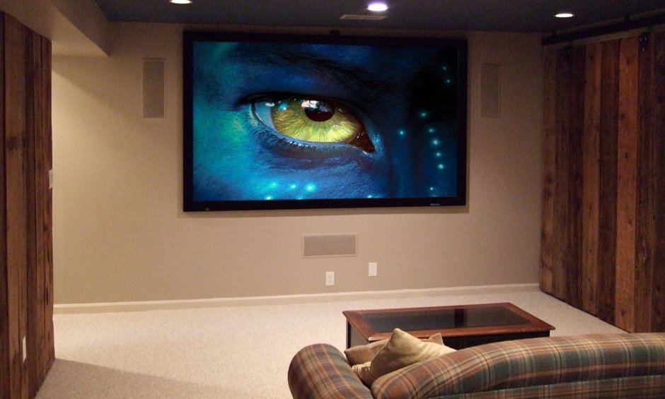 Большой телевизор на стене