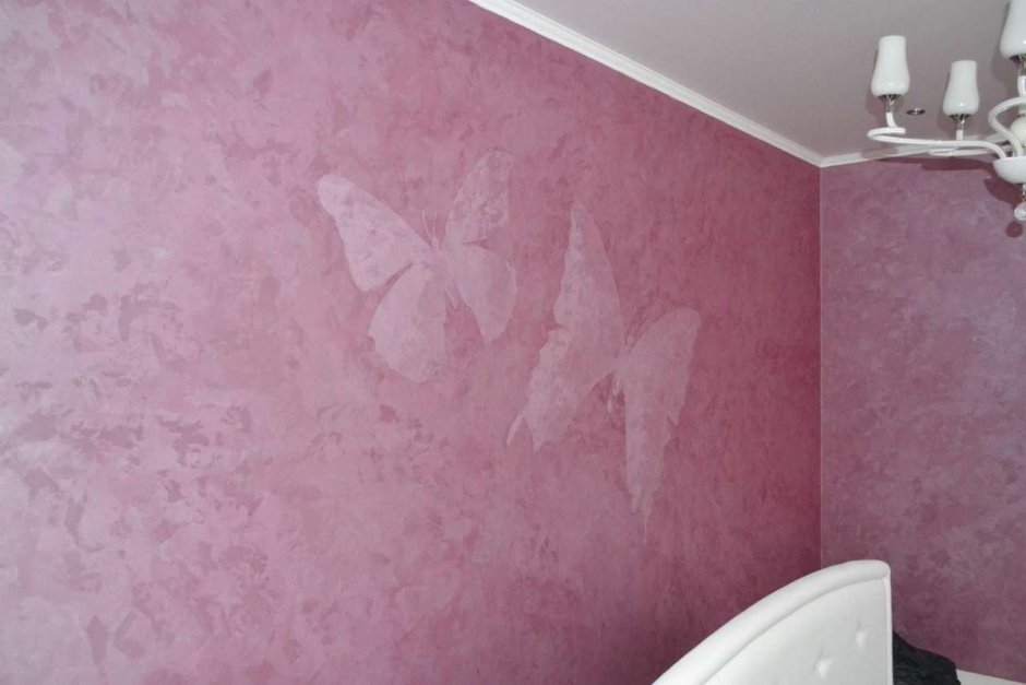 Стена розовая штукатурка