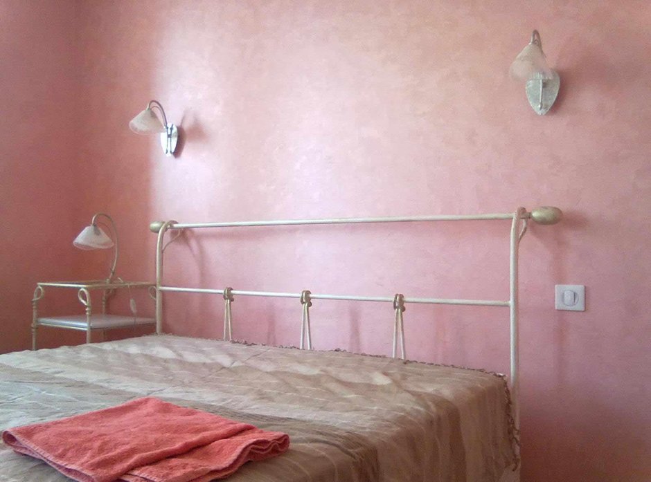 Розовый цвет декоративной штукатурки для спальни