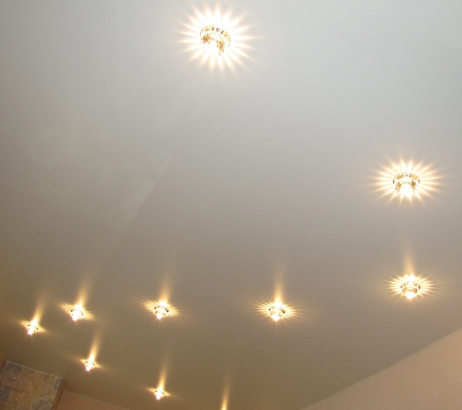 Расположение светильников на натяжном потолке