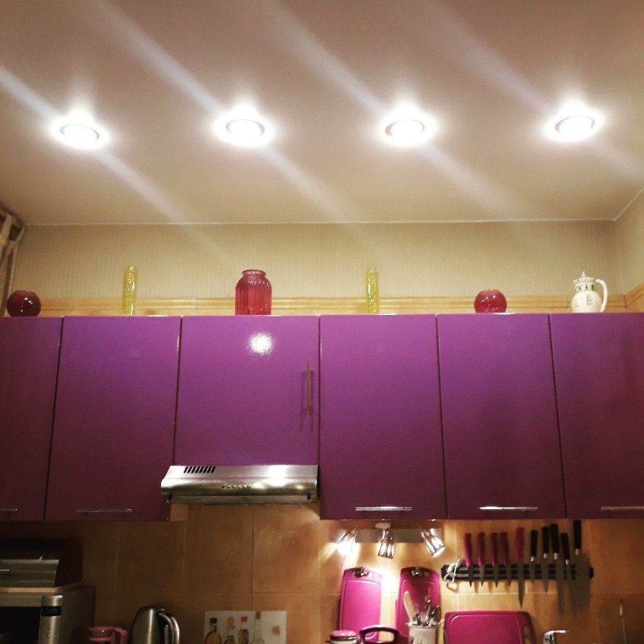 Софиты на натяжном потолке на кухне