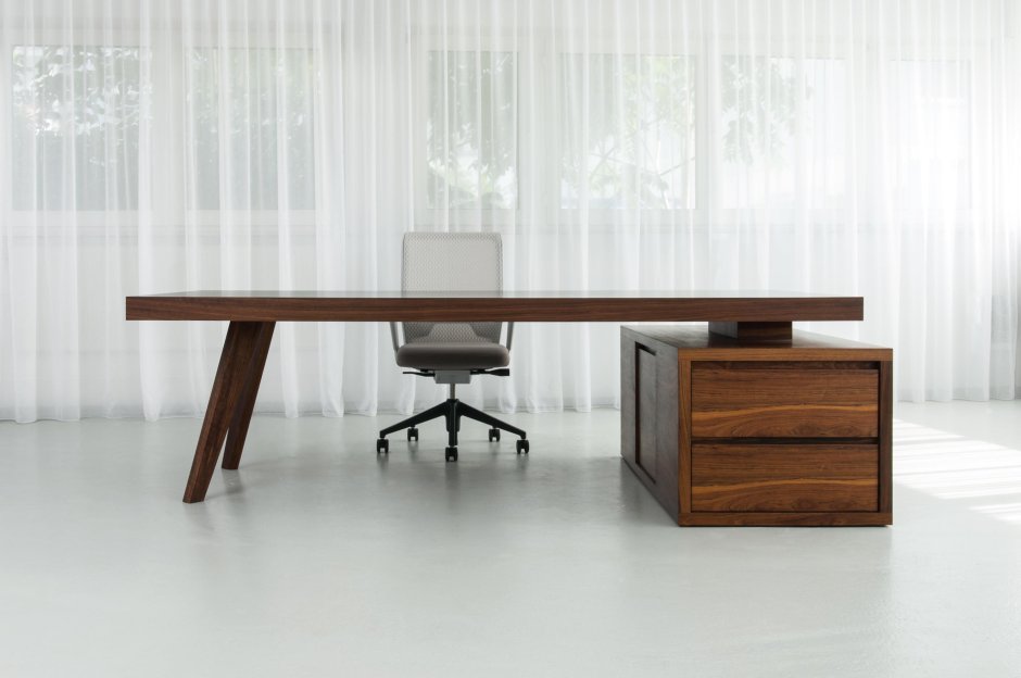 Офисный стол из массива дерева