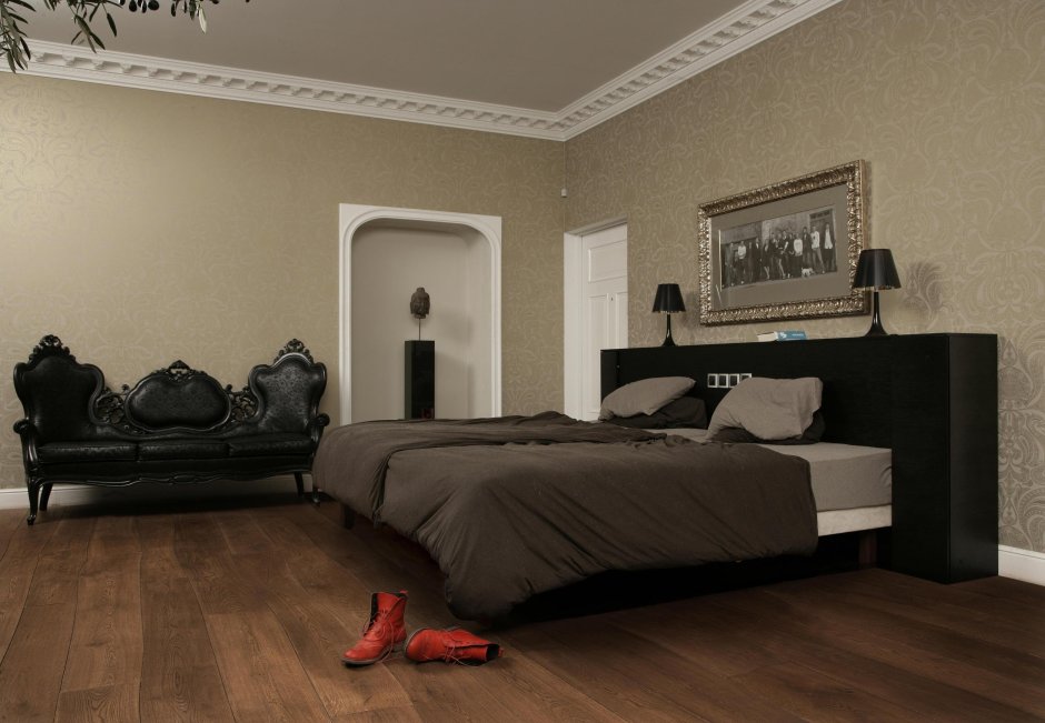 Спальня с коричневым ламинатом