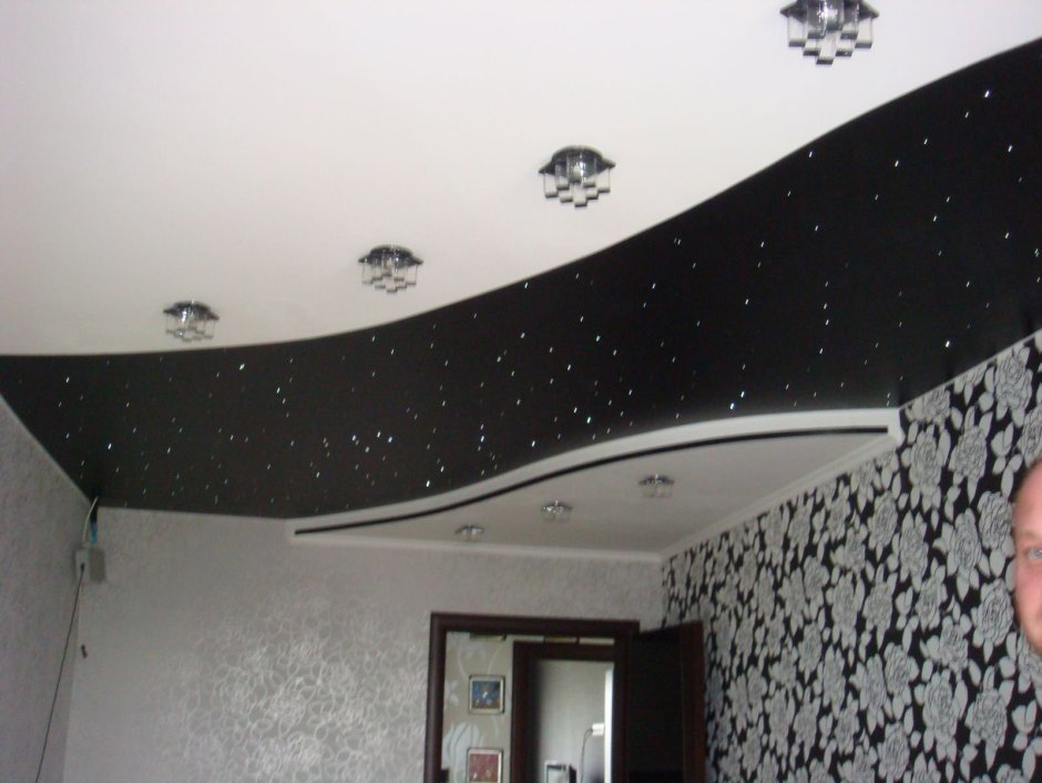 Черно белый матовый потолок